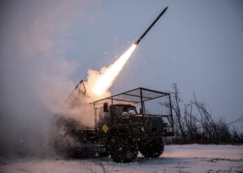 ASKAR Ukraine menembak sebuah MRLS BM-21 'Grad' ke arah kawasan Russia di lokasi yang dirahsiakan berhampiran Chasiv Yar, wilayah Donetsk.- AFP