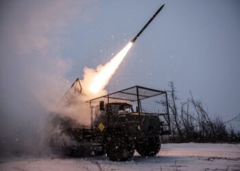 ASKAR Ukraine menembak sebuah MRLS BM-21 'Grad' ke arah kawasan Russia di lokasi yang dirahsiakan berhampiran Chasiv Yar, wilayah Donetsk.- AFP