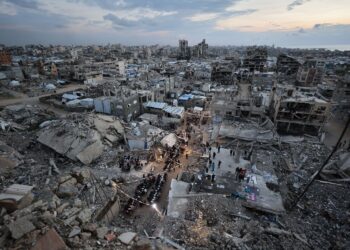 PENDUDUK  Palestin yang kehilangan tempat tinggal berkumpul untuk menikmati hidangan berbuka puasa di tengah runtuhan bangunan yang musnah di kem pelarian Jabalia, Gaza. - AFP