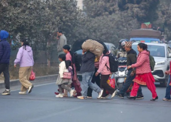 PENDUDUK Nepal yang pulang untuk menunaikan tanggungjawab mengundi membawa barangan mereka melintasi kawasan jalan di Kathmandu.-AGENSI
