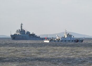 KAPAL China melakukan rondaan ketika Tentera Pembebasan Rakyat menjalankan latihan ketenteraan di pulau Pingtan, wilayah Fujian yang  terdekat dengan Taiwan.- AFP