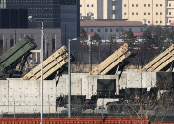 GAMBAR diambil pada 8 Mac menunjukkan pelancar sistem peluru berpandu Patriot dikerahkan di pangkalan tentera Amerika Syarikat (AS) di Pyeongtaek.- AFP