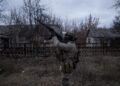 GAMBAR fail menunjukkan seorang askar Ukraine menembak dron FPV Russia di lokasi yang tidak didedahkan berhampiran Kostyantynivka, wilayah Donetsk.- AFP