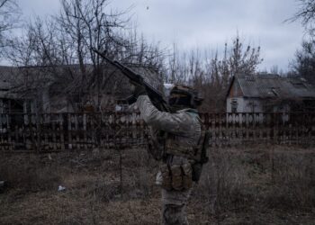 GAMBAR fail menunjukkan seorang askar Ukraine menembak dron FPV Russia di lokasi yang tidak didedahkan berhampiran Kostyantynivka, wilayah Donetsk.- AFP