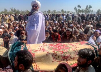 AHLI keluarga dan penduduk mengebumikan mangsa yang terbunuh dalam serangan udara Pakistan di daerah Ghani Khel di wilayah Nangarhar, Afghanistan. - AFP