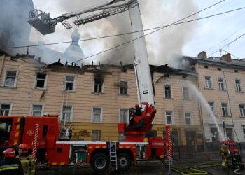 ANGGOTA bomba memadamkan kebakaran di sebuah bangunan susulan serangan dron Russia di Lviv kelmarin. - AFP