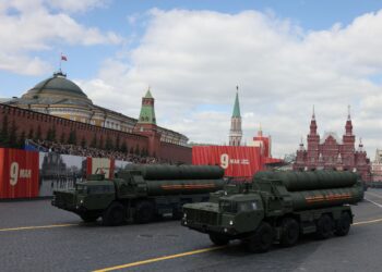 INDIA lulus cadangan untuk membeli peluru berpandu S-400 buatan Russia. - AFP