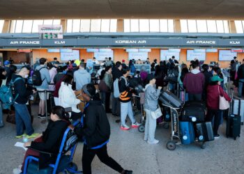 PENUMPANG menunggu lama untuk mendaftar bagasi di Lapangan Terbang Antarabangsa Dulles di Virginia, AS. - AFP