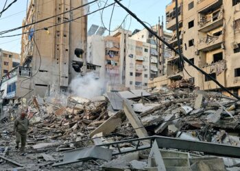 SEORANG lelaki berjalan melepasi serpihan runtuhan di lokasi serangan udara Israel di di Bir al-Abed,  pinggir selatan Beirut, Lubnan. - AFP