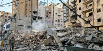 SEORANG lelaki berjalan melepasi serpihan runtuhan di lokasi serangan udara Israel di di Bir al-Abed,  pinggir selatan Beirut, Lubnan. - AFP