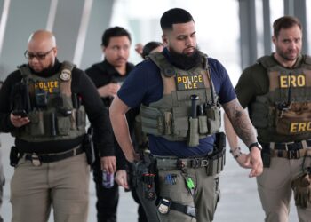 EJEN ICE membuat rondaan di Terminal B, Lapangan Terbang LaGuardia, New York.- AFP