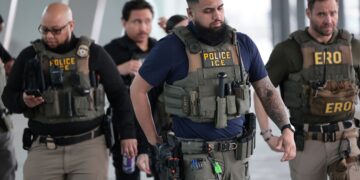 EJEN ICE membuat rondaan di Terminal B, Lapangan Terbang LaGuardia, New York.- AFP