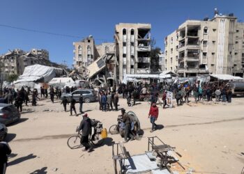 PELARIAN Palestin meninjau lokasi yang menjadi sasaran jet pejuang Israel di kem pelarian Jabalia, utara Gaza.- AFP