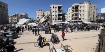 PELARIAN Palestin meninjau lokasi yang menjadi sasaran jet pejuang Israel di kem pelarian Jabalia, utara Gaza.- AFP