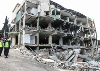 PASUKAN penyelamat memeriksa bangunan pusat penjagaan kesihatan yang musnah selepas serangan Israel di bandar Burj Qalawiya, selatan Lubnan.-AFP