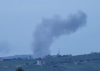 ASAP menjulang dalam serangan Israel di kampung Kfar Tibnit, Lubnan kelmarin. - AFP