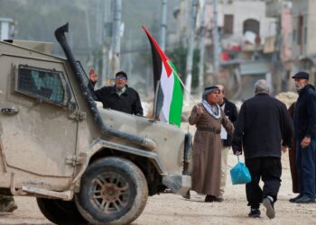 GAMBAR fail penduduk Palestin memprotes tentera Israel menyekat pintu masuk ke kem pelarian Palestin Nur Shams, Tebing Barat. - AFP