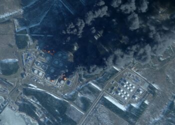 IMEJ satelit menunjukkan asap tebal menyelubungi terminal minyak Russia di Pelabuhan Primorsk di Laut Baltik.- AFP