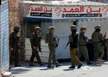 ASKAR Israel melakukan rondaan semasa operasi ketenteraan di kem pelarian di timur Nablus, Tebing Barat.- AFP