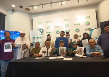 NADZIM Johan (tiga dari kiri, duduk) bersama beberapa pertubuhan bukan kerajaan (NGO) selepas sidang akhbar ‘Siapa dalang perhimpunan LGBT di Malaysia, di Ibu pejabat PPIM, hari ini.