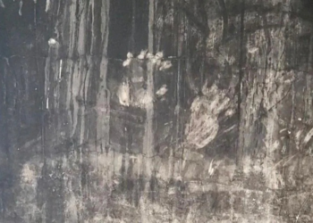 KESAN tapak tangan mangsa dikesan pada dinding yang hangus di Menara Grenfell.-AGENSI