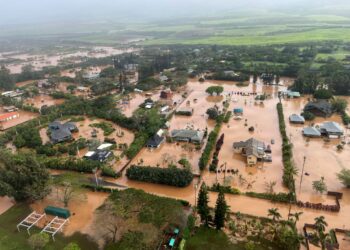 PEMANDANGAN udara kawasan kejiranan Waialua yang ditenggelami banjir lumpur di pantai utara pulau Oahu, Hawaii.-AFP