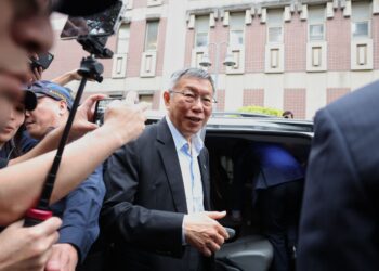 KO Wen-je meninggalkan mahkamah di Taipei kelmarin. - AFP