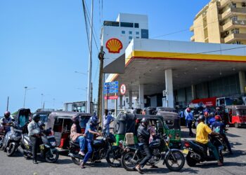 SEJUMLAH penunggang motosikal beratur untuk mengisi petrol di Wellawatte, semalam - AFP