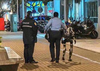 ROBOT humanoid ditangkap polis selepas menakutkan seorang wanita. - X