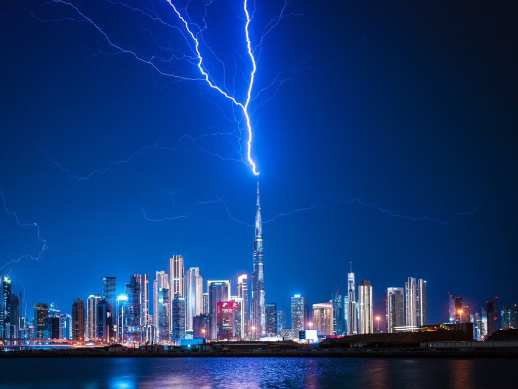 Bangunan tertinggi dunia disambar petir