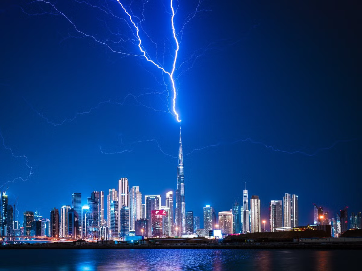 Bangunan tertinggi dunia disambar petir Bangunan tertinggi dunia disambar petir