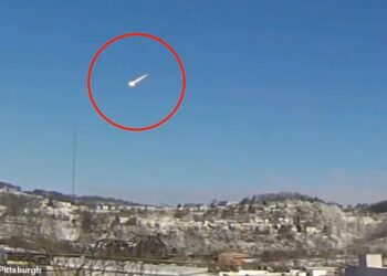 OBJEK terbakar dirakamkan di Pittsburgh, 17 Mac lalu. - NWS Pittsburgh