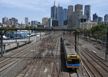 PERKHIDMATAN pengangkutan awam percuma ditawarkan kepada penduduk dua negeri bermula esok. - AFP