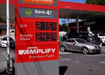 BEBERAPA kenderaan berada di sebuah stesen minyak di Australia. - AFP