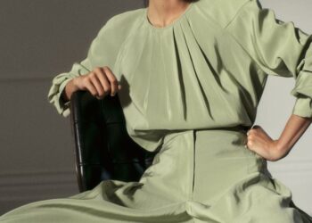 Set seluar rona hijau direka bagi memudahkan peralihan gaya dari siang ke malam.