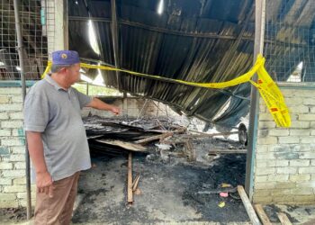 KETUA Kampung, Ilias Ishak, 57, menunjukkan motosikal milik Allahyarham Mohd. Syaiful Akmal Abu Hassan yang cuba diselamatkanny dalam kebakaran di Kampung Pelubang, Jitra Kubang Pasu.