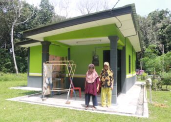 JAMALIAH Kassim (kiri) dan Saadiah bersyukur mendapat rumah MUIP yang menjadi tempat mereka berteduh di Kampung Mambang Berulang, Mentakab, Temerloh, Pahang.