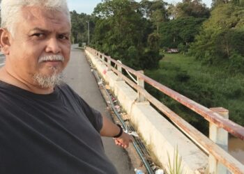 MOHD. Safri Salleh menunjukkan sampah sarap yang dibuang pemancing dan individu yang bersiar-siar di atas Jambatan Gemunchor berdekatan Kampung Mela, Lipis, Pahang.