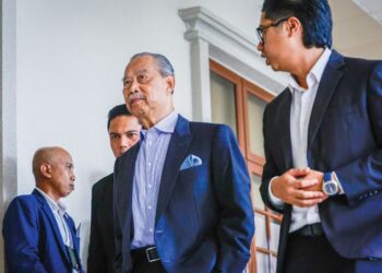 MUHYIDDIN Yassin yang dibicara berhubung kes salah guna keduduan tiba di Kompleks Mahkamah Kuala Lumpur, semalam.