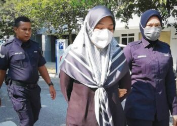 KHAIRUNNISA Ahmad Damanhuri yang didakwa menyebabkan kematian bayi dibawa ke Kompleks Mahkamah Seremban, Negeri Sembilan, semalam. – UTUSAN/MOHD. SHAHJEHAN MAAMIN