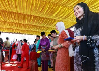 SULTAN Sallehuddin Sultan Badlishah berkenan mengurniakan ampun kurnia duit raya kepada kanak-kanak yang hadir menunaikan solat sunat Hari Raya Aidilfitri di Masjid Zahir, Alor Setar.