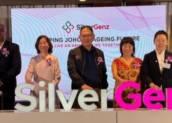 LING Tian Soon (tengah) bergambar selepas merasmikan program 'Shaping Johor Ageing Future' di Hotel DoubleTree by Hilton, Johor Bahru. - UTUSAN/BAAZLAN IBRAHIM