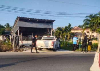 ANGGOTA polis melakukan pemeriksaan di lokasi kejadian seorang anggota pasukan itu yang maut ditembak di Mukim Trobon, Daerah Saiburi, Pattani, Thailand.