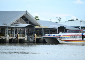 PINTU keluar masuk Malaysia-Thailand di Kuala Perlis akan dibuka semula melalui pengoperasian kembali perkhidmatan feri penumpang dari Kuala Perlis ke Satun, Thailand  dijangka Mei ini.