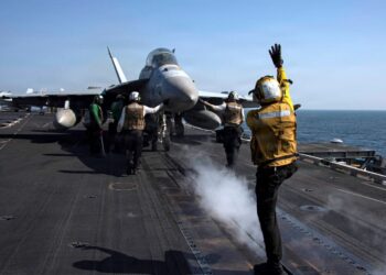 GAMBAR fail menunjukkan sebuah EA-18G Growler, yang dipasang pada Skuadron Serangan Elektronik (VAQ) 13, ketika bersedia untuk dilancarkan di kapal pengangkut pesawat USS Abraham Lincoln bagi menyokong Operasi Epic Fury.- AFP