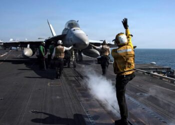 GAMBAR fail menunjukkan sebuah EA-18G Growler, yang dipasang pada Skuadron Serangan Elektronik (VAQ) 13, ketika bersedia untuk dilancarkan di kapal pengangkut pesawat USS Abraham Lincoln bagi menyokong Operasi Epic Fury.- AFP