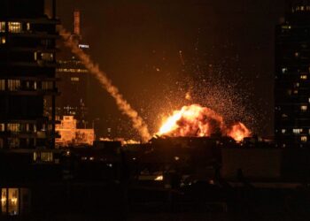 GAMBAR fail menunjukkan letupan besar menerangi kelihatan susulan serangan peluru berpandu ke atas Tel Aviv pada 28 Februari lalu.- AFP