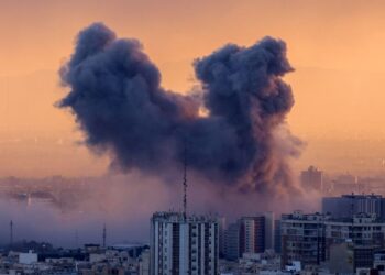 KEPULAN asap hitam kelihatan selepas serangan udara melanda ibu negara Teheran pada 3 Mac lalu.- AFP