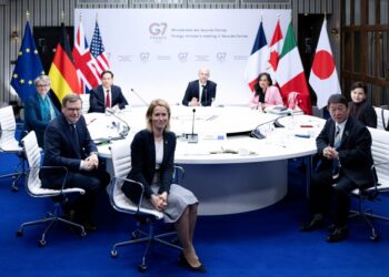 WAKIL Tinggi EU, Kaja Kallas (tengah), Menteri Luar Jerman, Johann Wadephul (kedua kiri), Setiausaha Luar Britain, Yvette Cooper (kiri), Setiausaha Negara AS, Marco Rubio (ketiga kiri), Menteri Eropah dan Hal Ehwal Luar Perancis, Jean-Noel Barrot (tengah-kanan), Menteri Luar Kanada, Anita Anand (ketiga kanan) dan Menteri Luar Jepun, Toshimitsu Motegi, menghadiri mesyuarat Menteri Kumpulan Tujuh (G7) di Paris kelmarin.- AFP