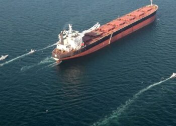 GAMBAR fail menunjukkan beberapa bot bergerak di sekitar kapal tangki semasa latihan ketenteraan oleh Kor Pengawal Revolusi Iran (IRGC) di Selat Hormuz.- AFP